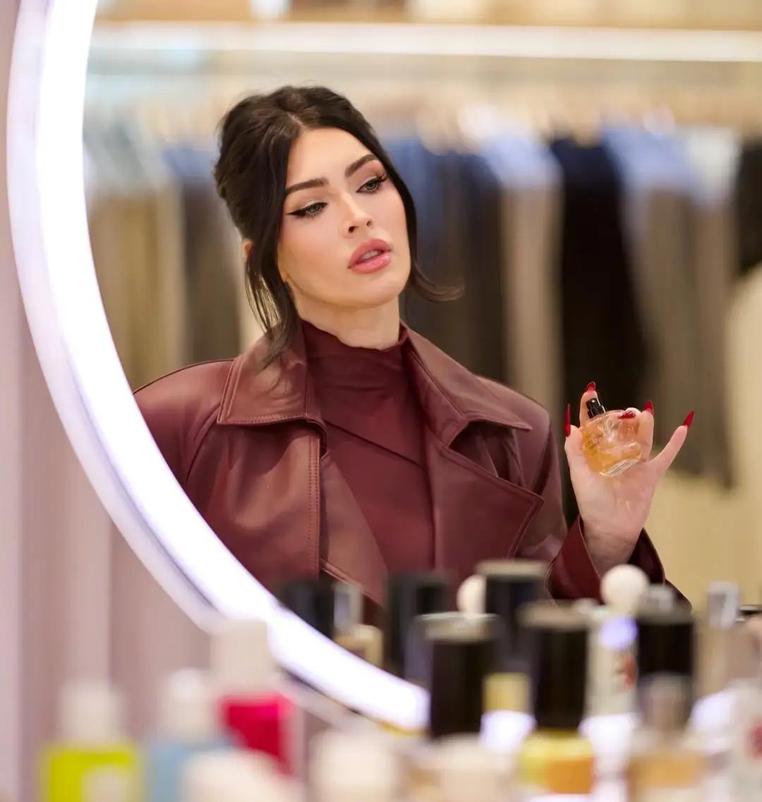 梅根这次没藏住。
酒红纱裙透到能看见腰线弧度。
外面却套了件能砸核桃的硬皮风衣。