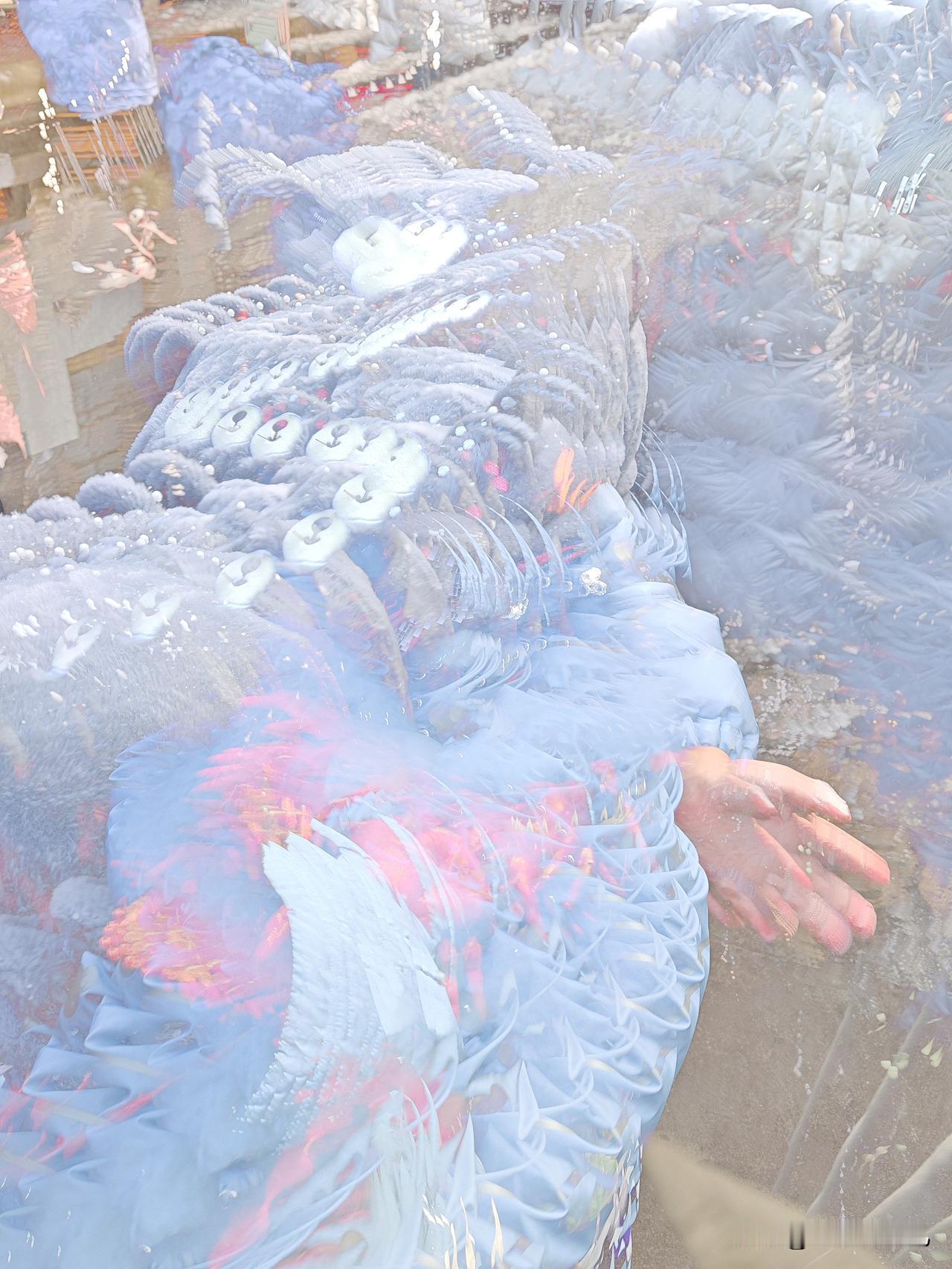 在工作中不要太开心，
你一开心就可能开玩笑，
一开玩笑，
你的威信就会降低，
给