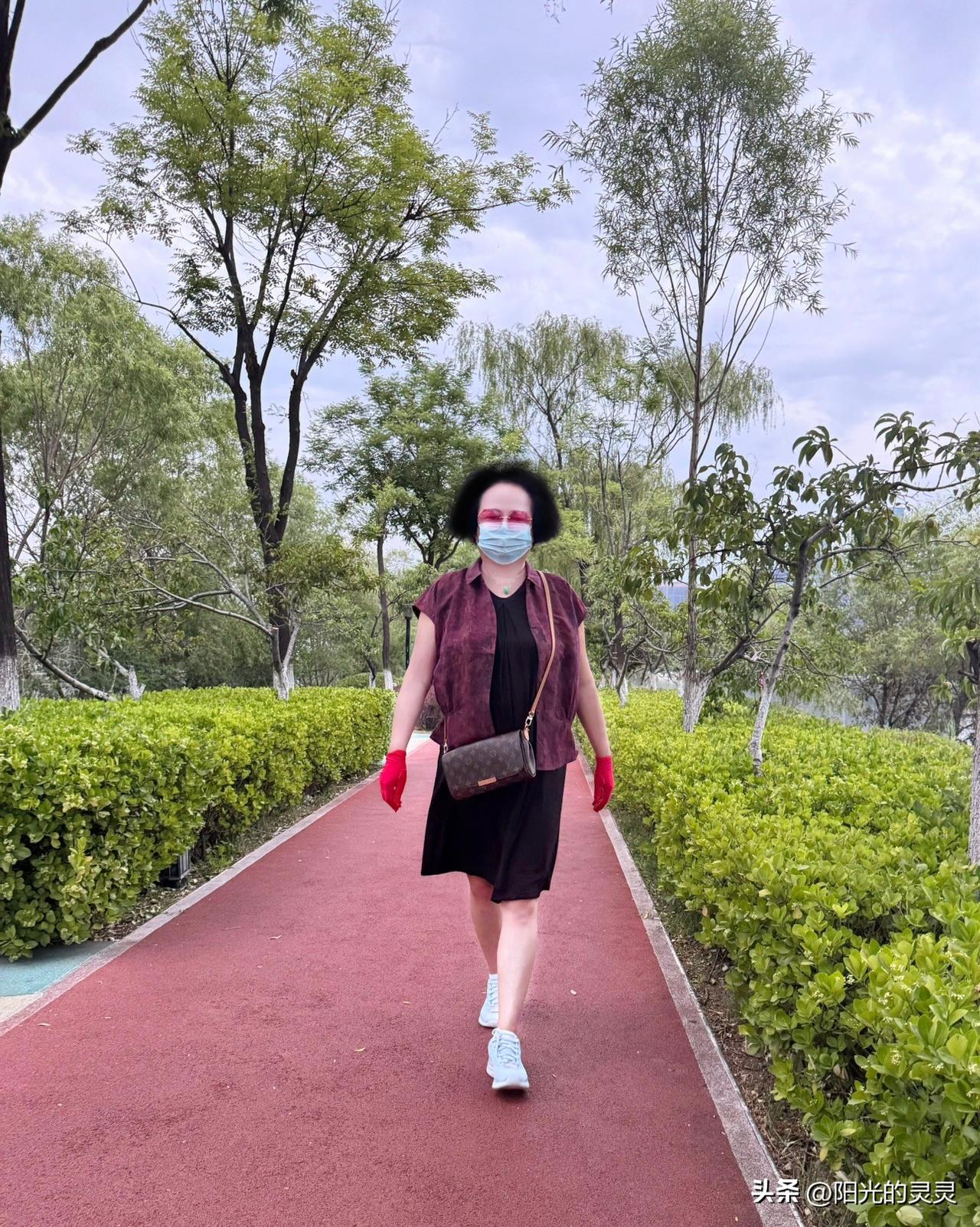 有底气，自信乐观，不纠结，有担当，善良沉着，相信自己，爱自己。
真正自信的女人的