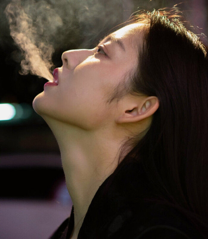 “   心动的皮囊随处可见，   正派的三观寥寥无几。             
