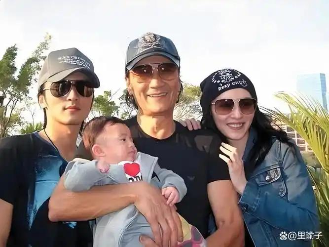 谢贤的离开，张柏芝和两个孩子，恐怕也是最难过的人之一。

虽然她和谢霆锋早已离婚