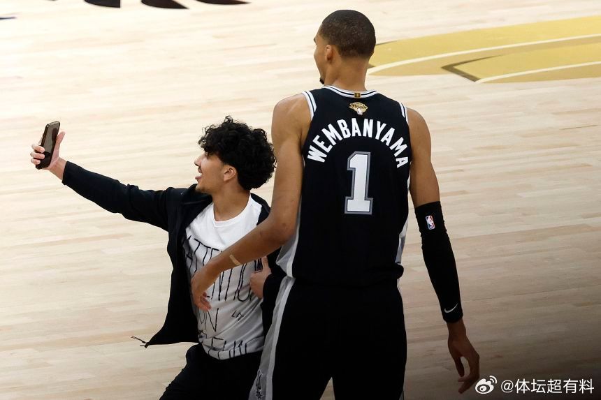 NBA官方发表声明：“总决赛G1闯入赛场区域的涉事人员已被逮捕，同时被处以终身禁