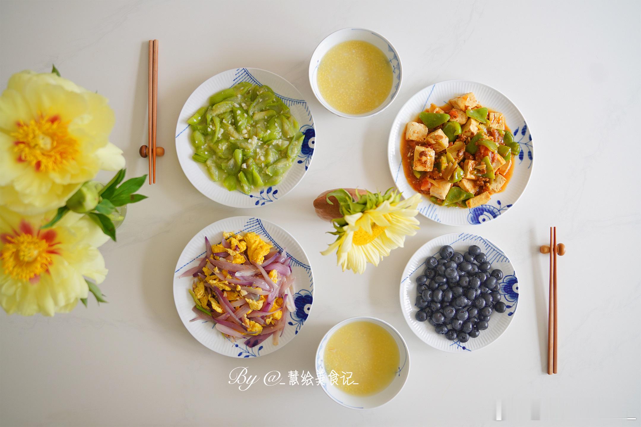 早午餐家常豆腐、洋葱炒鸡蛋、蒜蓉丝瓜、燕麦小米粥、蓝莓~就要放假啦#好好吃饭##