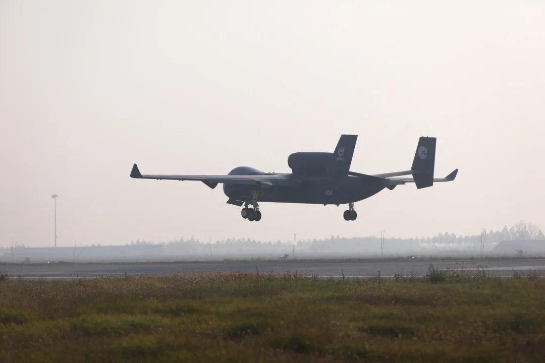 我国自主研发的“九天”无人机今日在中国西北某地成功完成首飞。该无人机翼展 25 