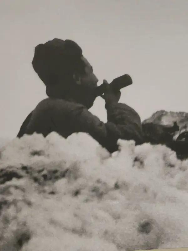 冰天雪地的朝鲜战场，志愿军师长翟仲禹钻出指挥部透气，盯着对面雪坡看了半天，猛然大