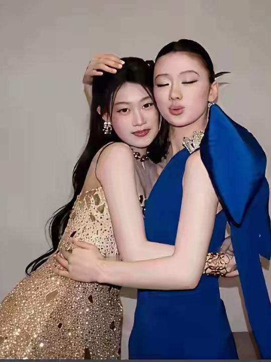 这俩姐妹凑一起来了，打一成语！！！！