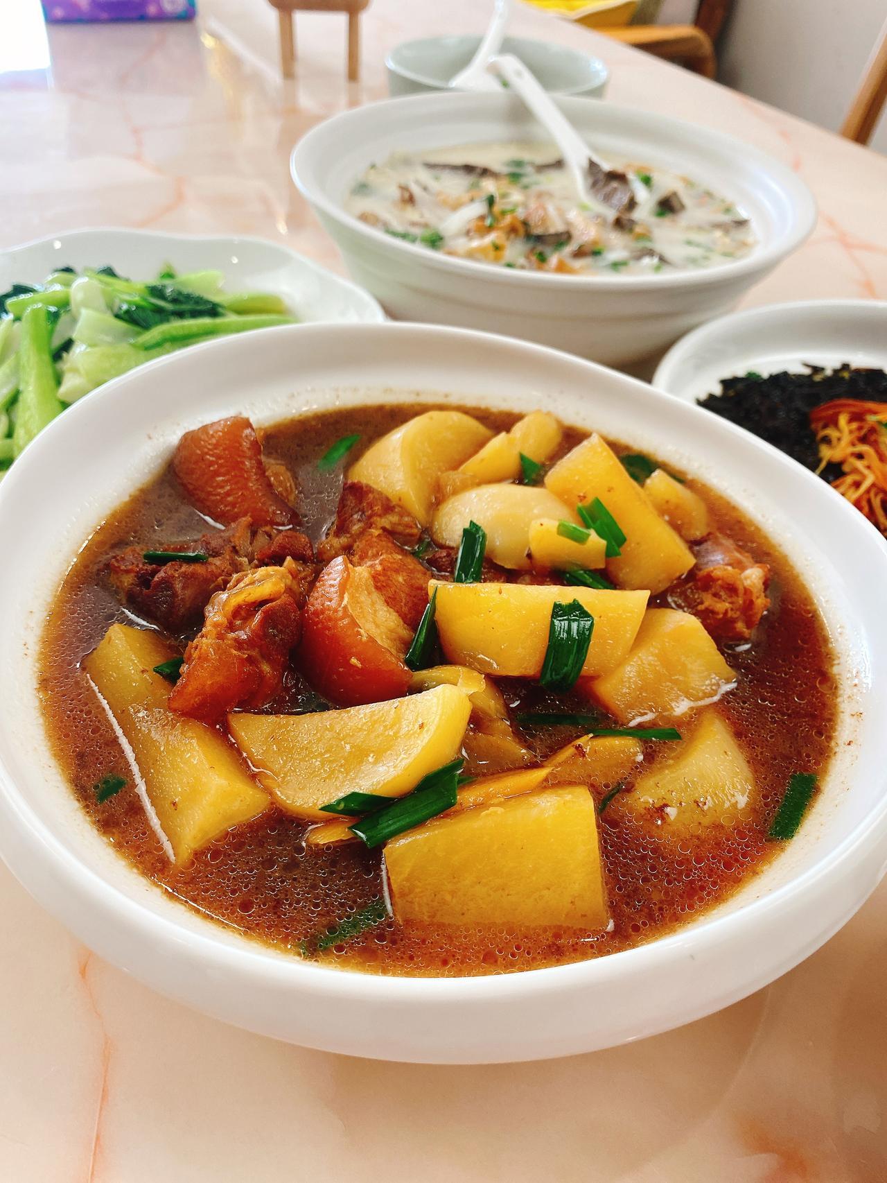 盘菜炖猪肉，好吃“吃不够”，猪肉肥而不腻，盘菜软嫩鲜甜

盘菜是我们温州的“市菜