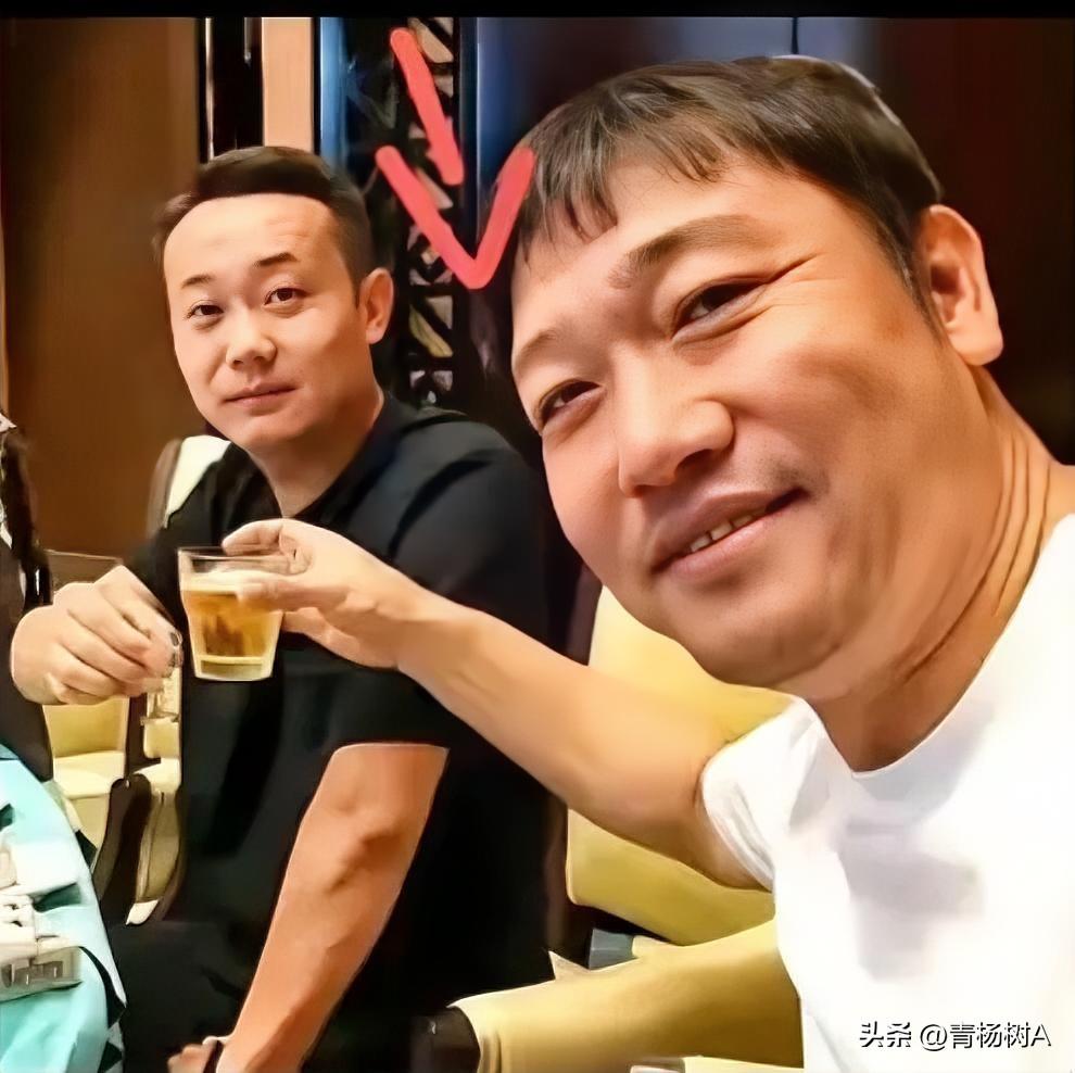 “你把朋友放心上，朋友把你放网上。”

网友评贾冰私人饭局被偷拍。

“妃子们已