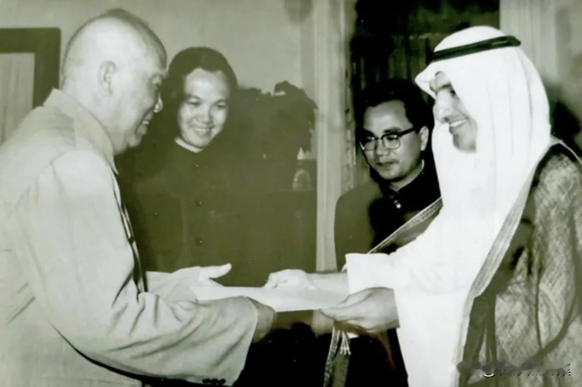 1975年8月，朱德委员长（左）接受科威特驻华大使穆罕默德·阿卜杜拉·艾布哈桑递