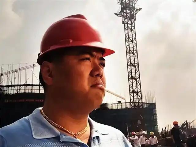 那个九十年代的包工头，把一栋楼建完，也把自己的一生建完了。
那是1995年，我家