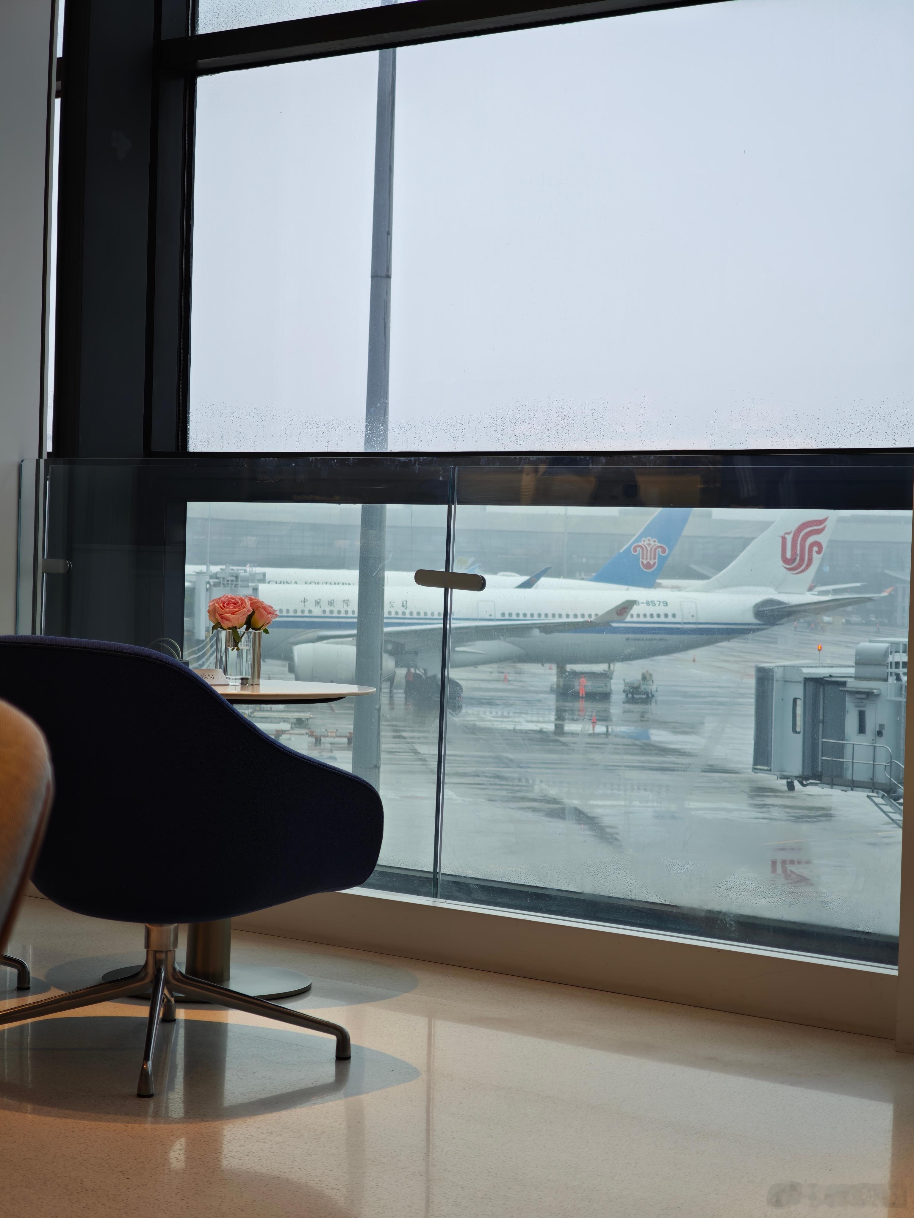 一大早又来虹桥机场牛屋吃吃喝喝居然是巧克力华夫饼，不是肉松华夫饼，差点意思CBU