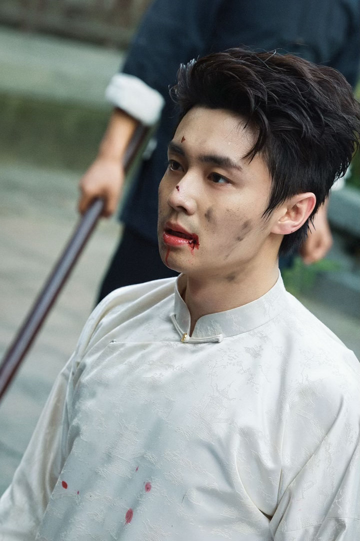 翟子路赵少商跪地自扇耳光翟子路 赵少商演技获赞 爱真的能让高傲者低头！赵少商跪下