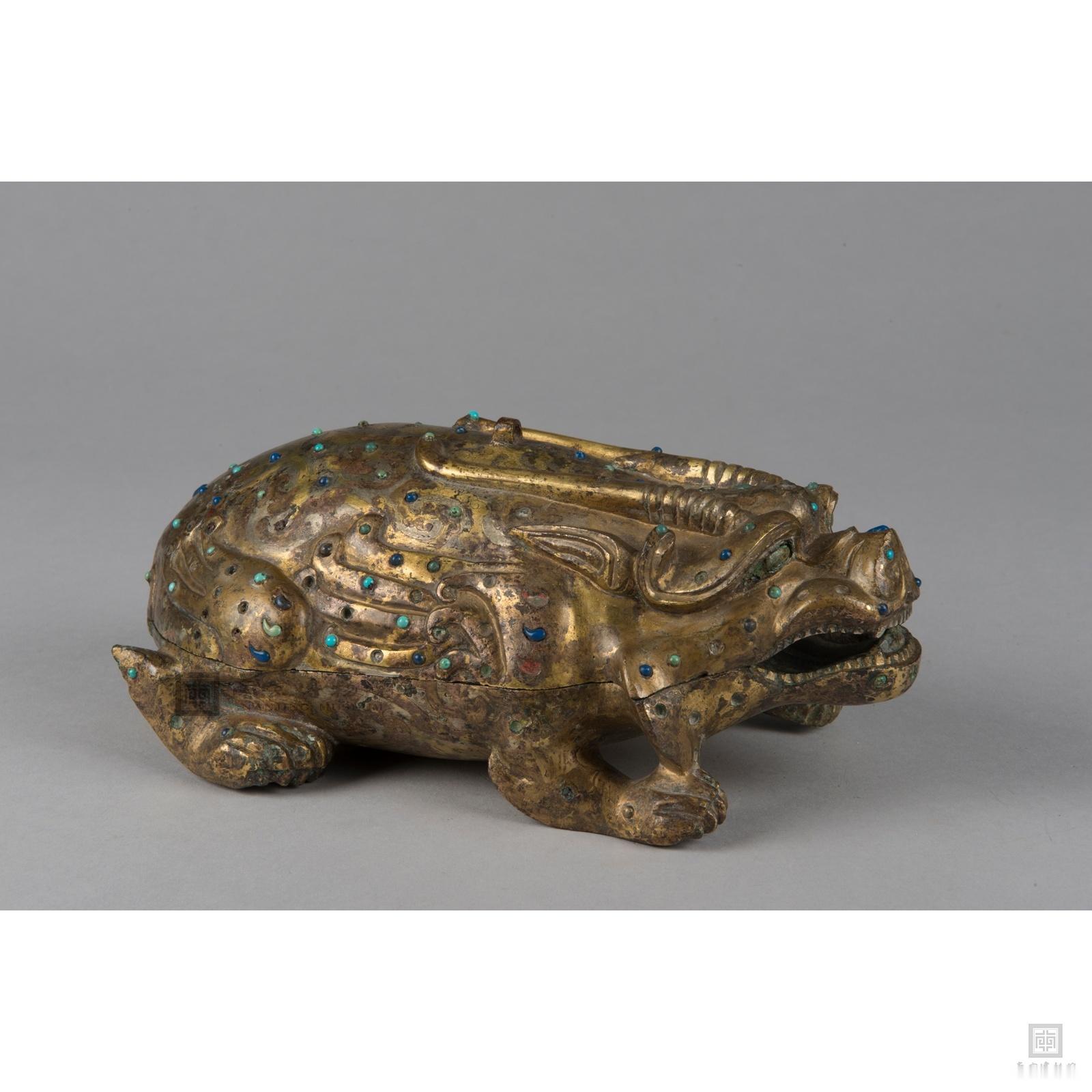 南京博物院藏东汉鎏金镶嵌琉璃珠兽形铜砚盒 