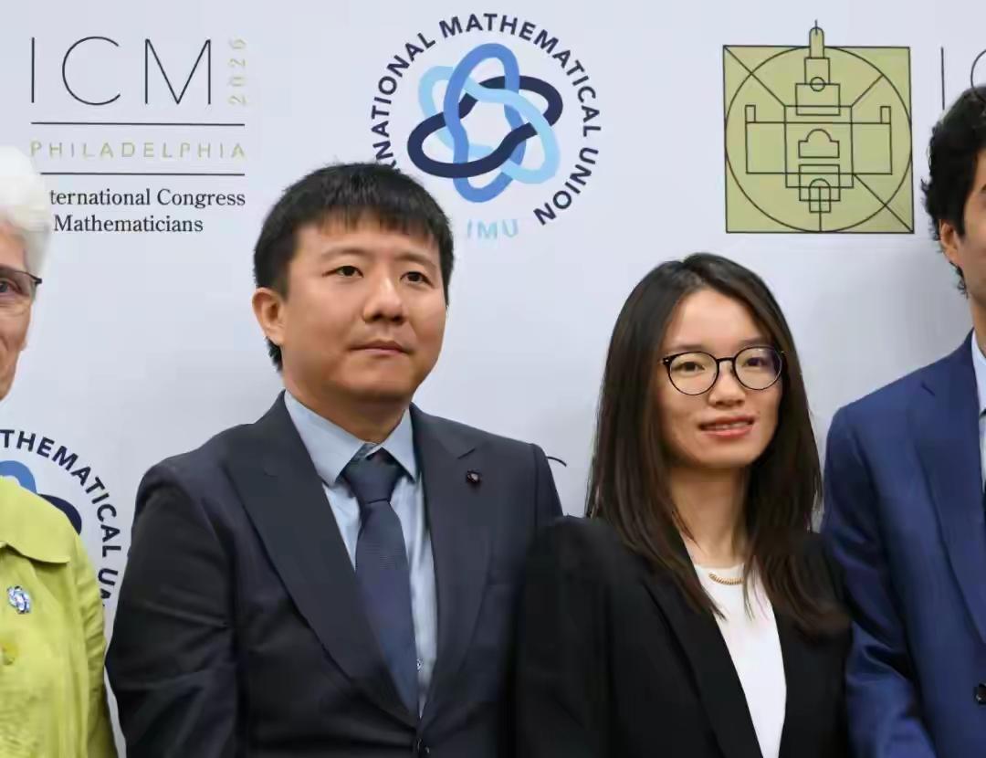 不少舆论习惯用是否归国的单一标准，去评判王虹和邓煜的价值，简单的地域标签，很容易