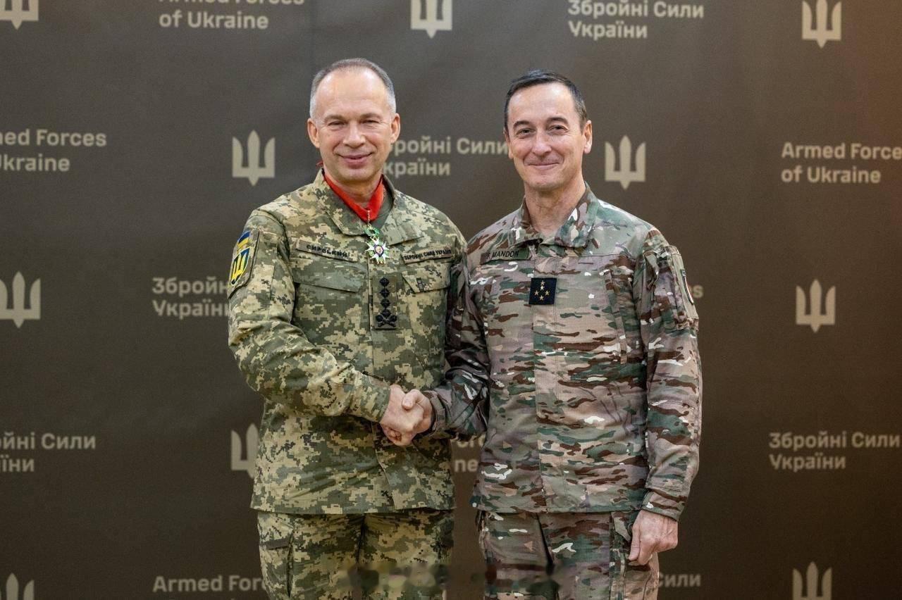 海外新鲜事 法国武装部队总参谋长法比安·芒东上将在基辅向乌克兰武装部队总司令奥列