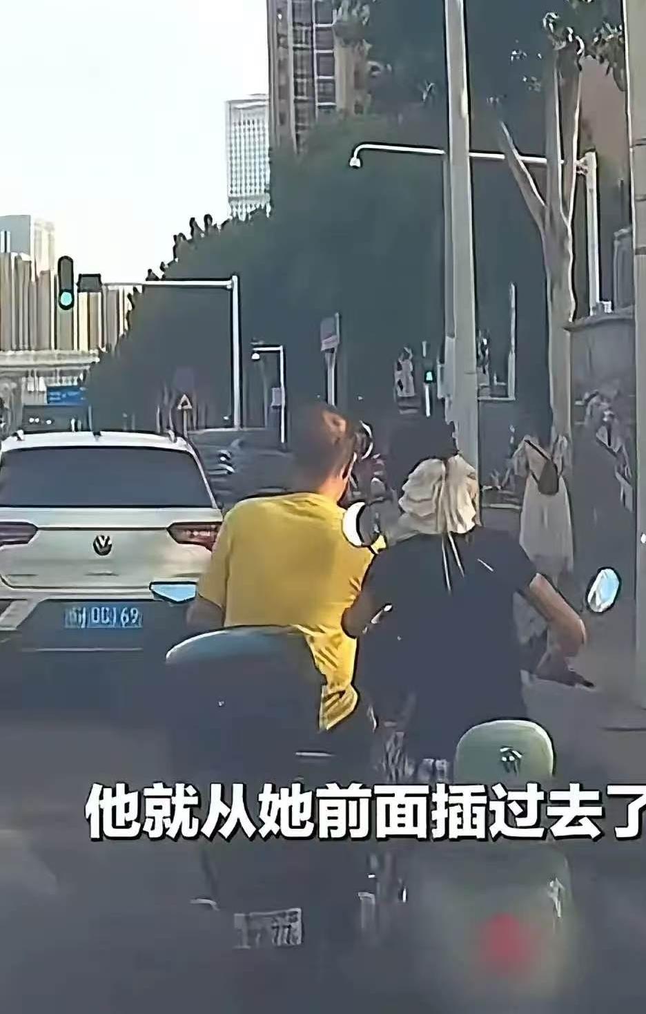 武汉晚高峰，车流缓慢排队通行，一名黄衣男子骑电动车不耐烦等候，不顾路况贸然强行超