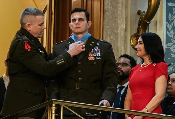 美国总统老特日前在参众两院联席会议上发表国情咨文演讲时，宣布授予美国陆军航空兵准