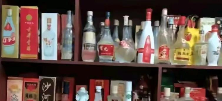 山东一女子就喜欢收藏酒。她这爱好可不是随便玩玩，她攒了2000瓶各式各样的名酒。