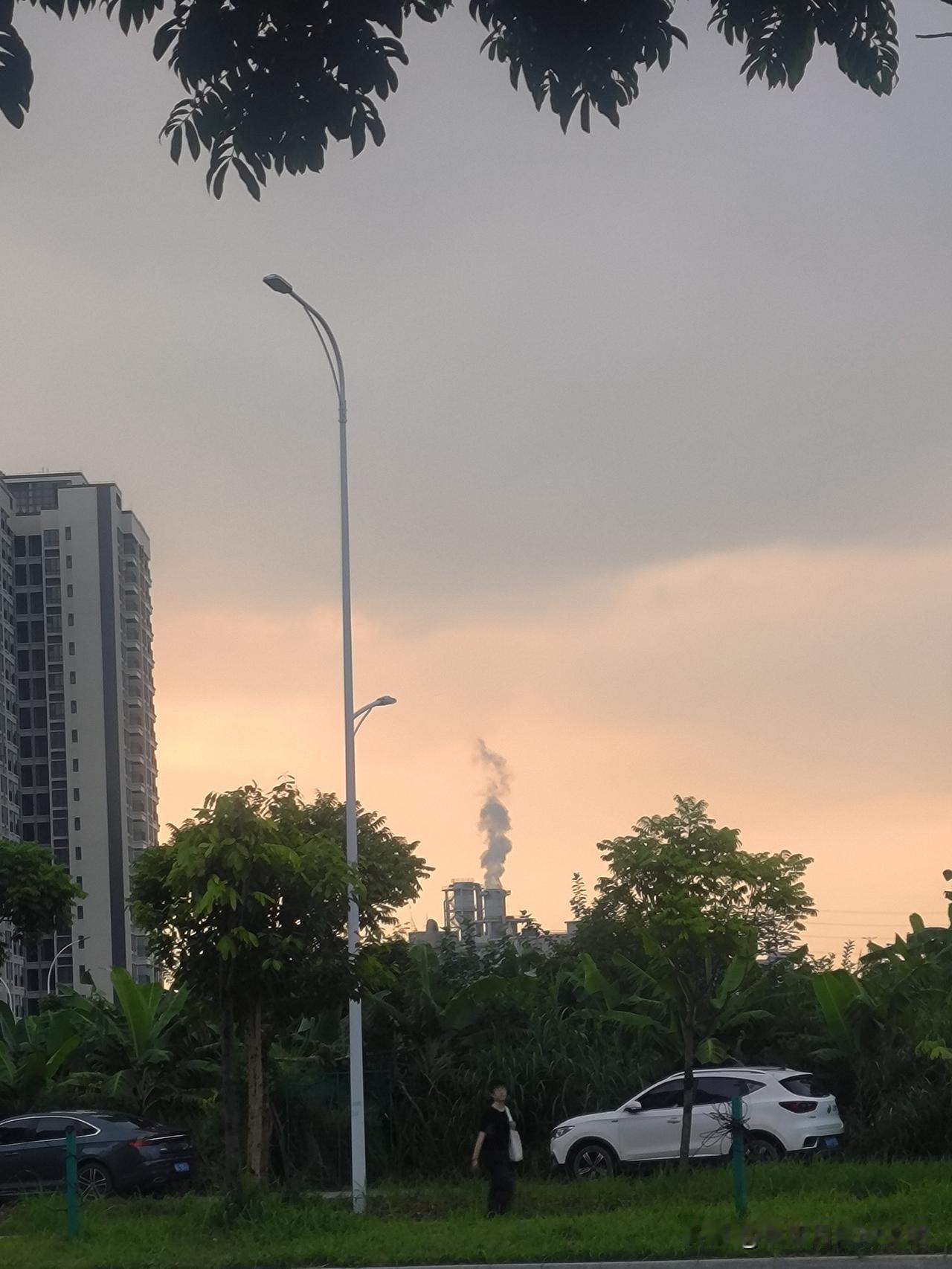 自从我朋友买了这个小区后，就没有一天不后悔的！

为啥？

小区的南边，约1.5