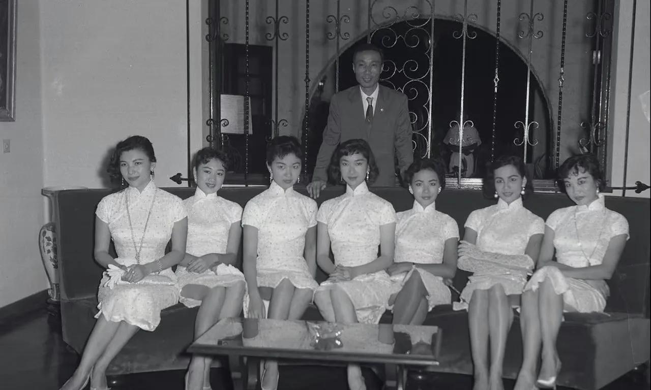 老照片记录历史瞬间

1959年，邵逸夫和旗下的女艺人们在马来西亚的吉隆坡合影。