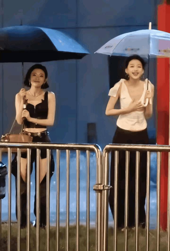 现实版的瘦到能被风吹倒
孙怡在狂风暴雨中前一秒还是微笑的，下一秒就被风吹的往后退