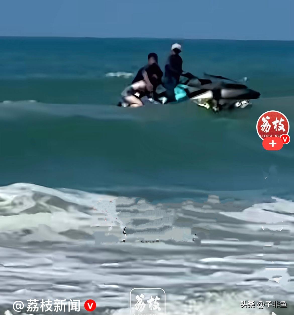 近日，海南万宁海边一 男一女游玩时，玩的忘乎所以了吧，一步步往海水深处走，越走水