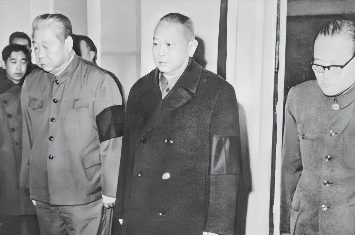 1976年陈锡联为毛主席守灵时，见李先念进厕所后紧随其后，李先念却说总有办法的