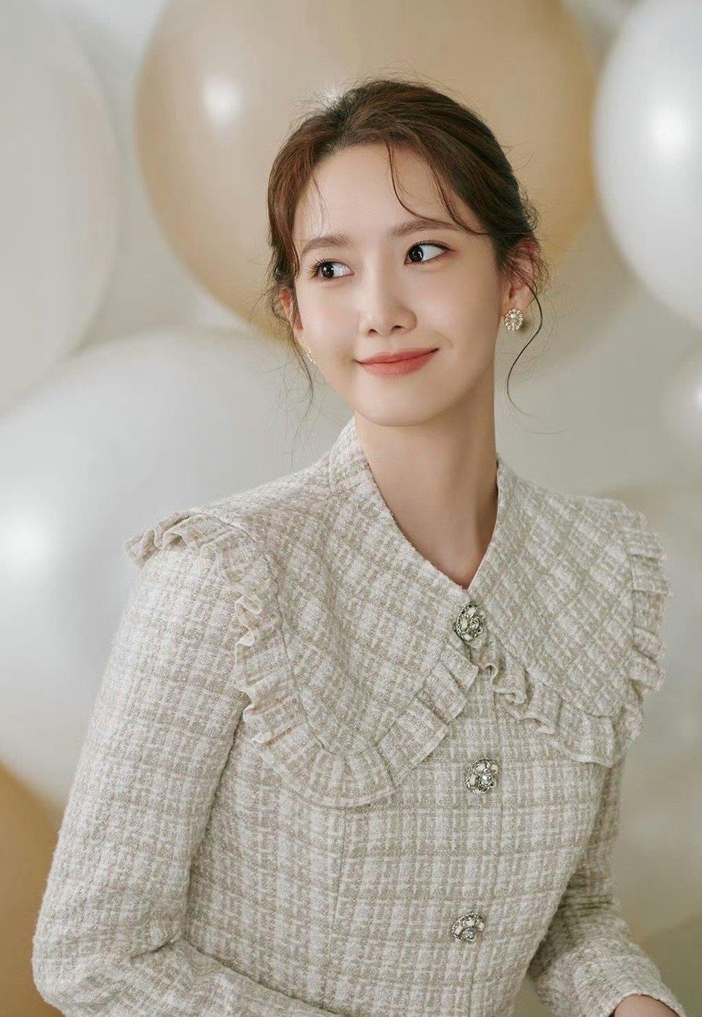 林允儿 在南韩娱乐界的地位自然不必多说～
从火遍全球的少女时代 出道，如今更加专