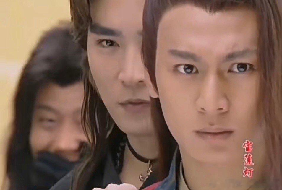 #影子露脸了# 又想起了一张帅脸的背后出来另一张帅脸的那个名场面！！（其实后面还