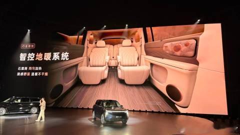 智己LS9没想到还能选装地暖系统
选装后副驾和二三排会变成木纹地板各位老板们会考