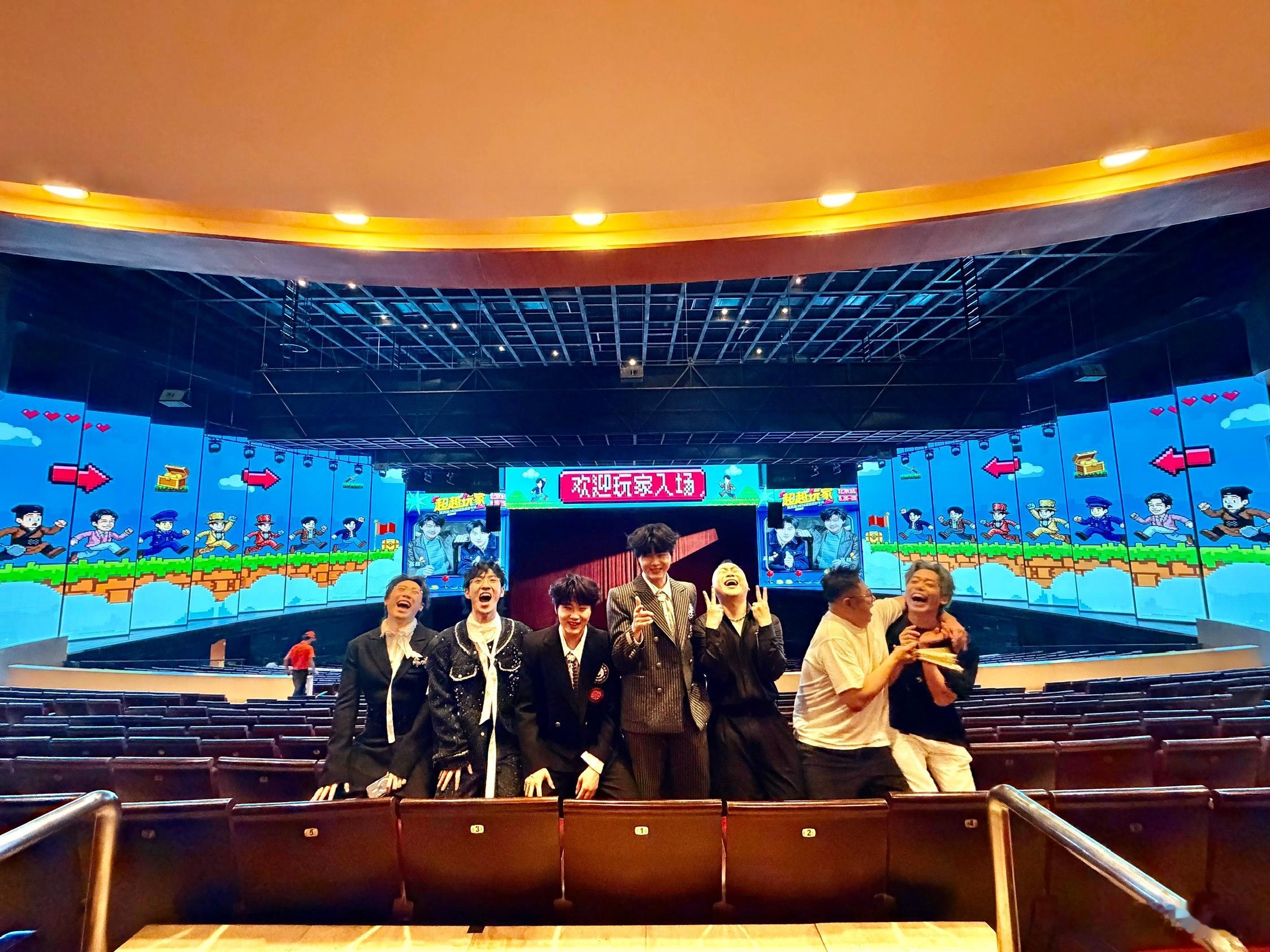 我不知道该写什么文案了…看见炊烟，我会说，炊烟升起，那是思念的模样；看见残月，我