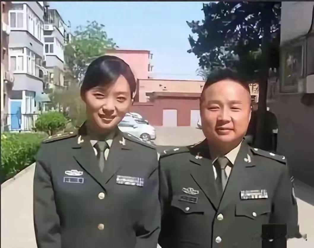 这是《亮剑》里秀芹的扮演者梁林琳和搭档，两人身着军装英姿飒爽