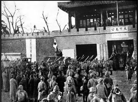 为了摆脱日本鬼子的折磨，沈阳市民纷纷外逃。客运列车上，一个小男孩要撒尿，妈妈刚把