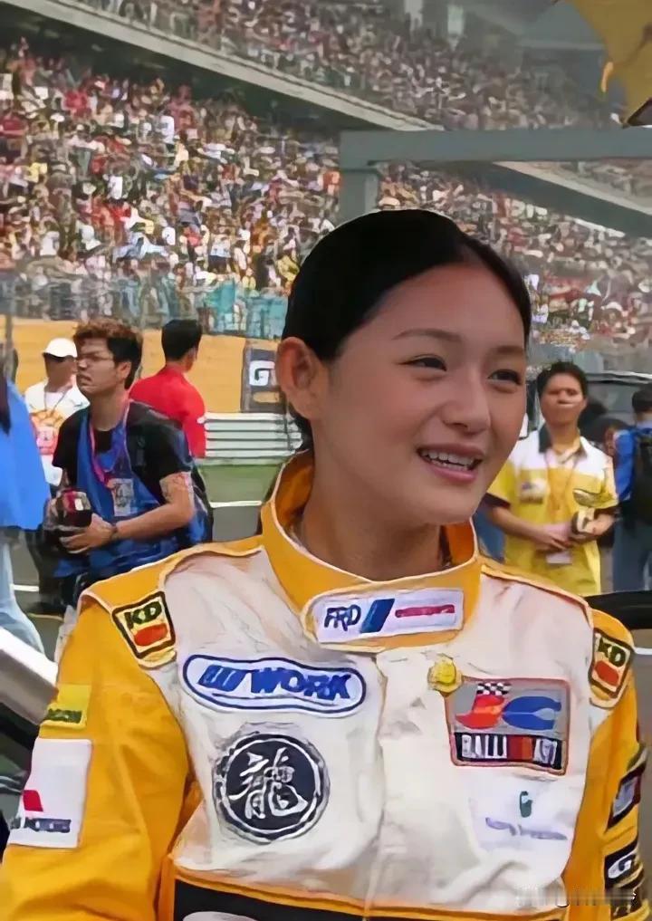 2004年，上海，成龙慈善杯赛车现场星光璀璨，女星个个都是颜值巅峰。

本届赛事