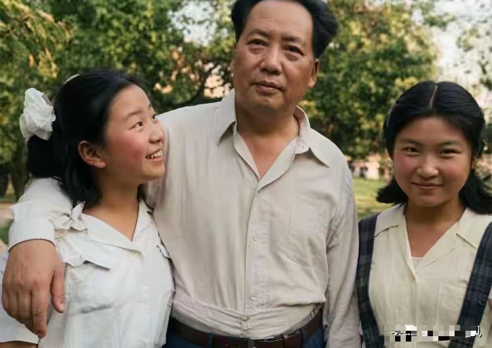 主席与两个女儿在一起。两人性格不同：左一为李讷，活泼调皮，凡事争强好胜；右一为李