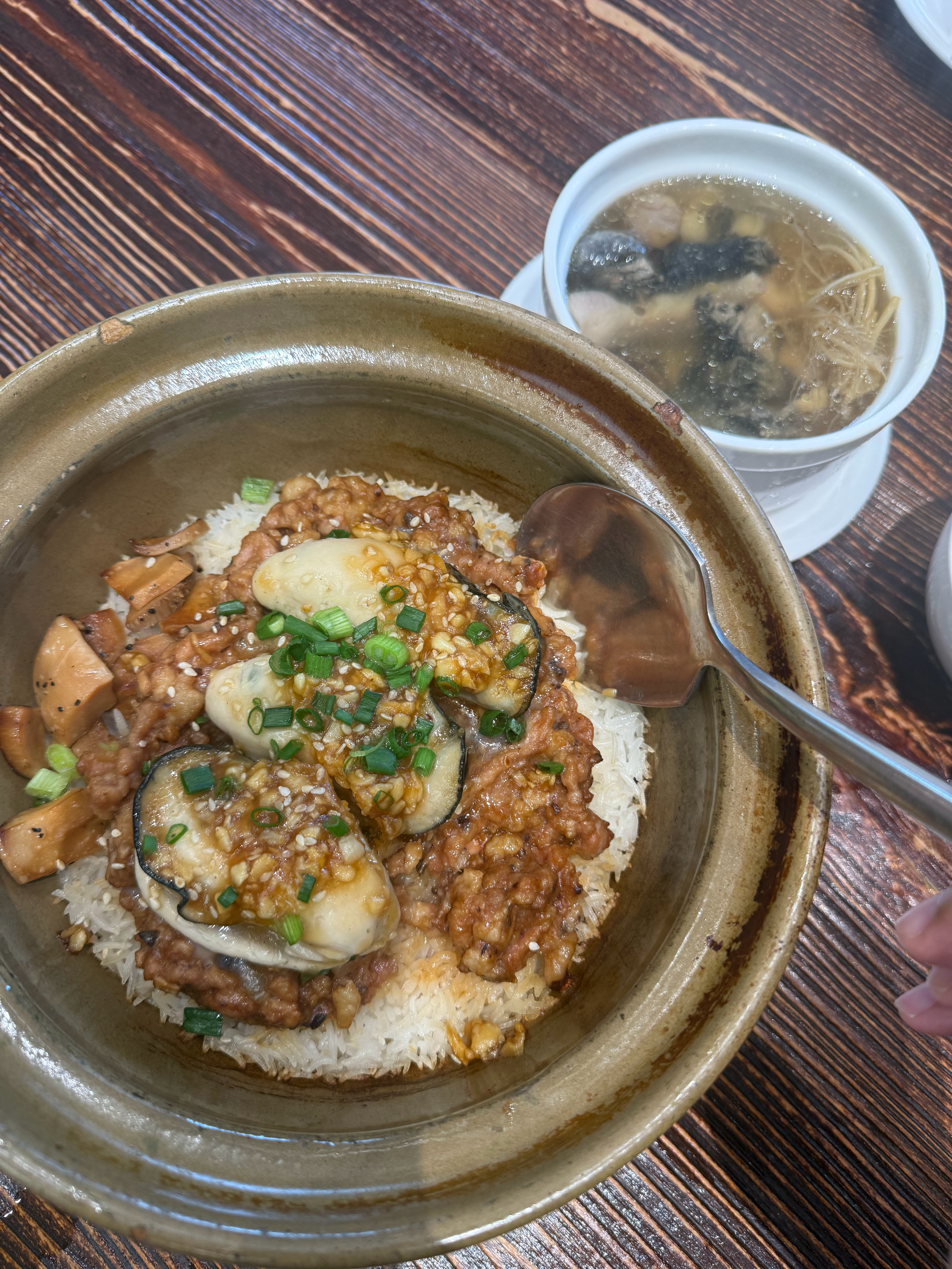 天气一冻，中午就只能吃煲仔饭