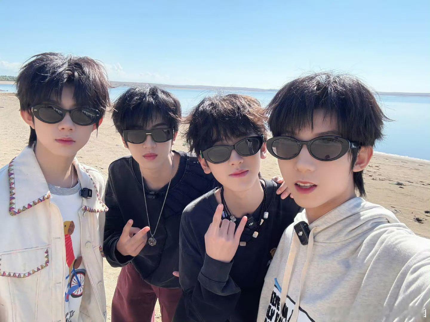 左奇函晒新疆游合照冬天再来一场滑雪之旅。