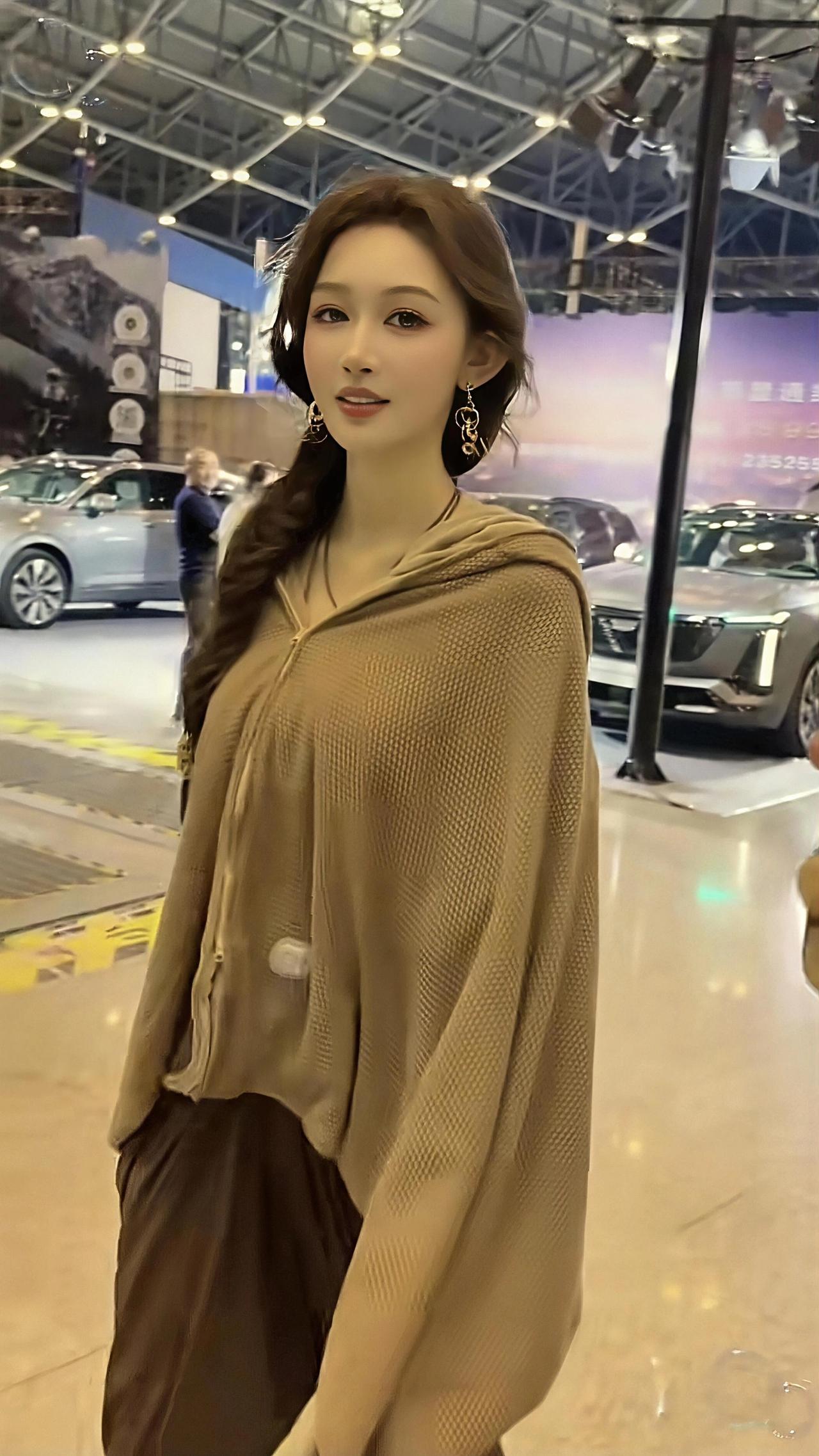 @敏敏💫 @小敏～ 车展名场面 车展丽影 车展ootd 车展拍照