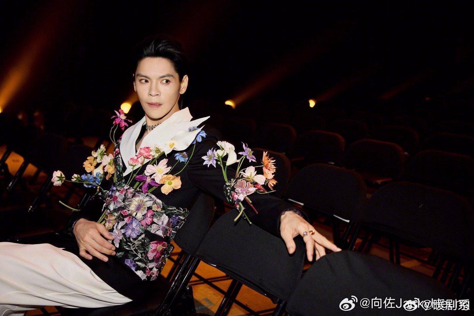 向佐腰间插了一圈鲜花 点看向佐的新造型，腰间插满鲜花的设计把时尚感拉满了。硬朗的