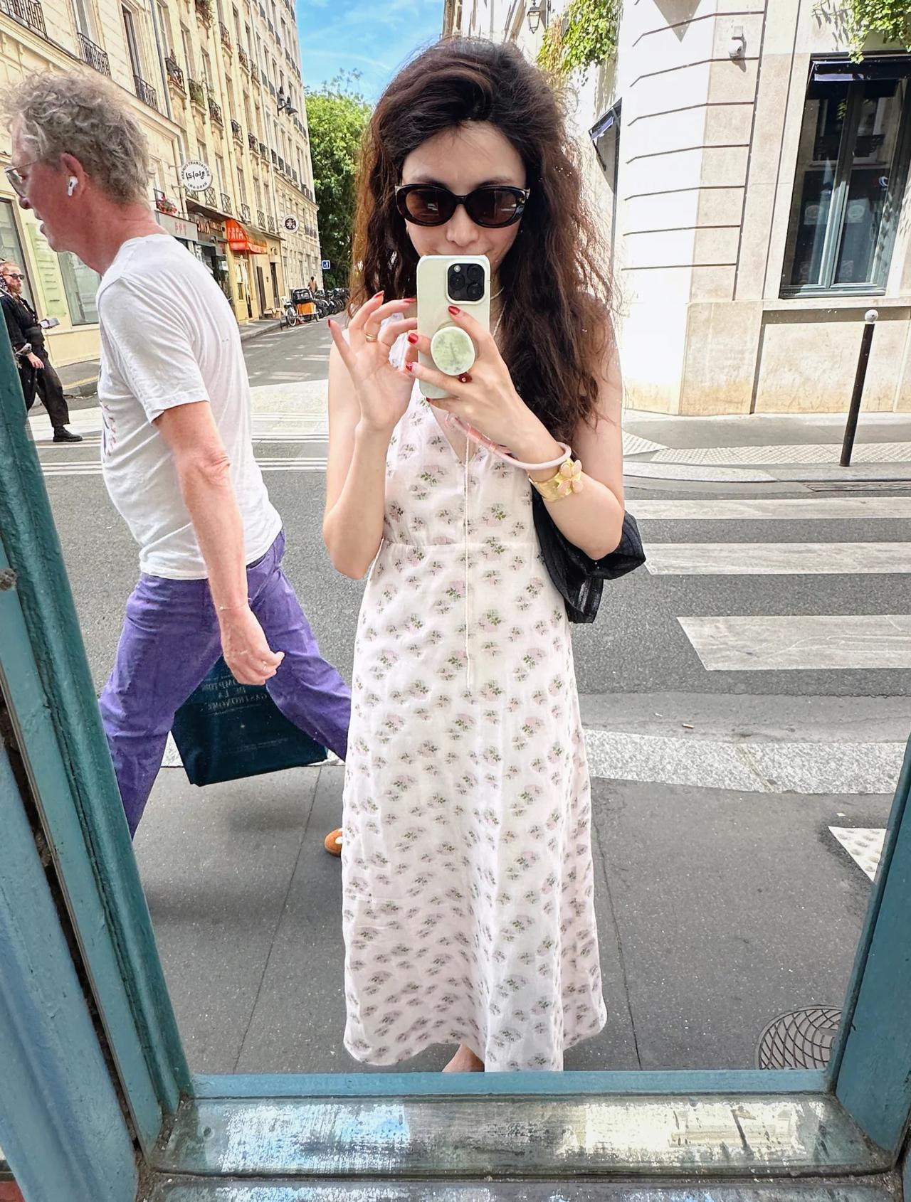 巴黎一周穿什么👗🇫🇷
当然是碎花裙们了～
冷的时候总是披上我的粉色毛衣[偷