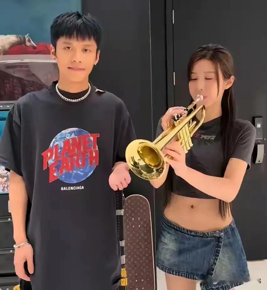 乔妹这波操作啥意思？像是在暗示什么？网友们乘客侦探，一帧一帧的看视频。发现蹊跷…