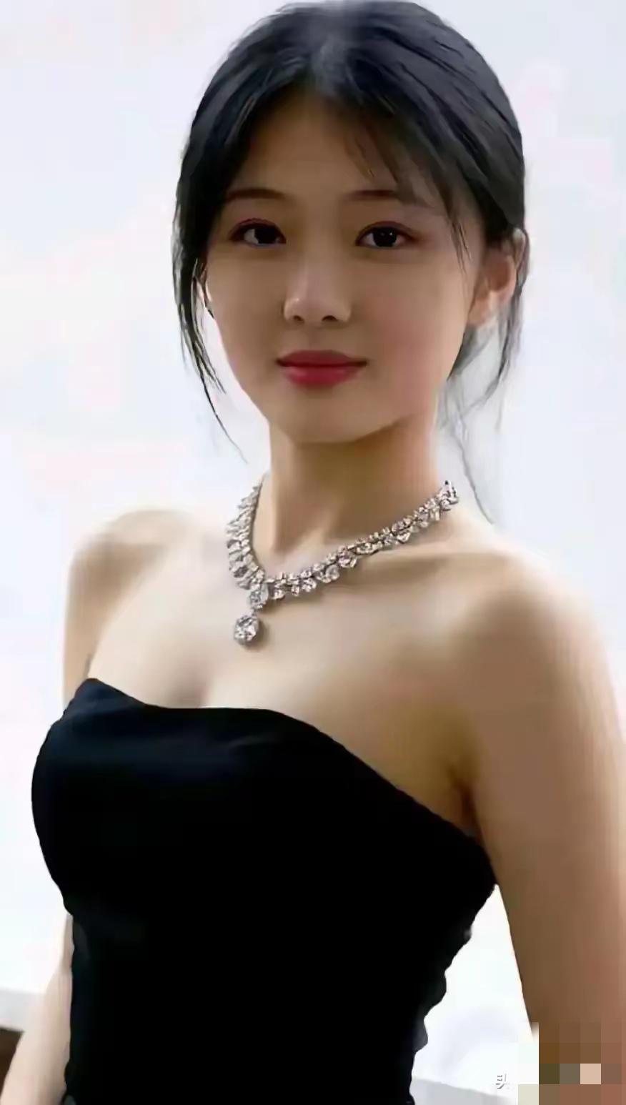 无论气质和身材都是一流的美女，如果把头发在换成金黄色，堪称绝色！