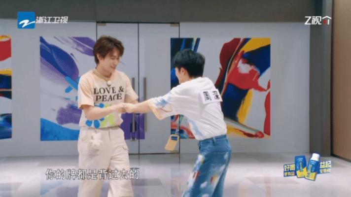 #周深反撕张真源#不愧是周深，对于这样的操作来说也是十分的佩服，而且也是名场面 