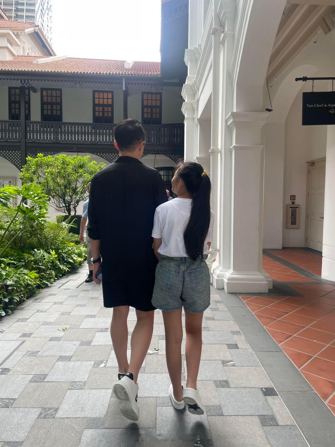 汪小菲女儿10岁身高  大S女儿10岁身高  汪小菲晒出和女儿的合照，小玥儿身高
