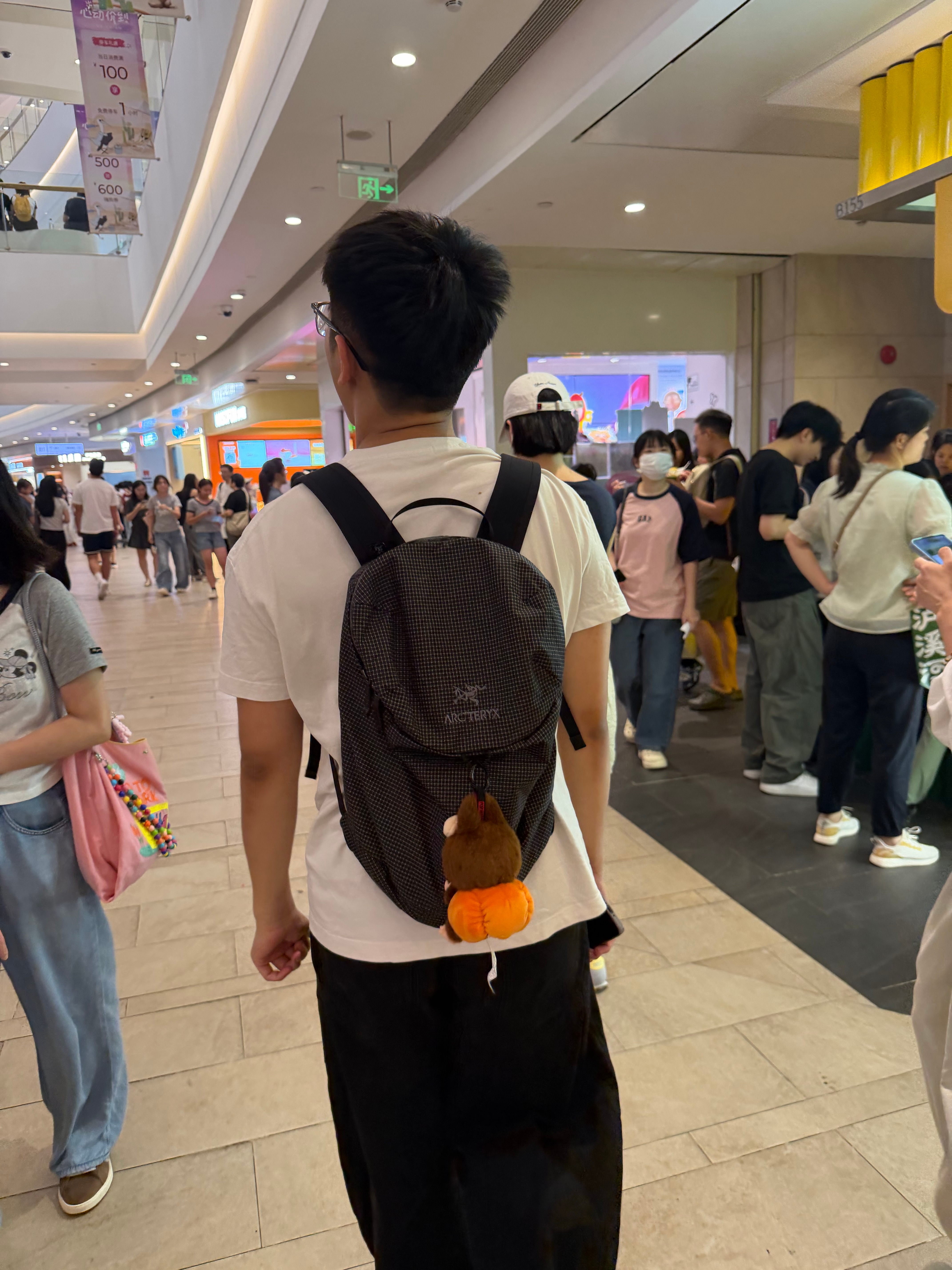 周末看了沈腾的龙餐馆，还可以，就是有好多突然的战争画面，看了之后会有点发懵然后最