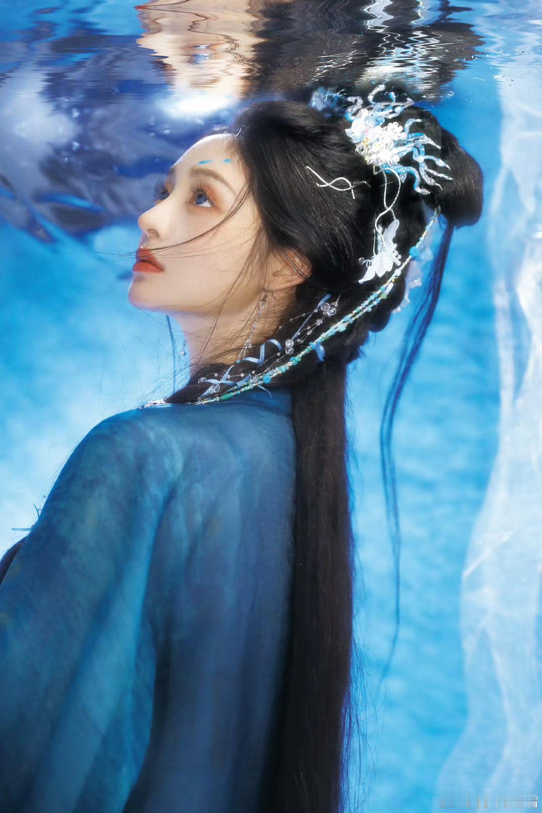 周洁琼这一抬眸神性拉满了周洁琼蓝眸流转间自带仙气，抬眸瞬间仿佛神明下凡！红眼切换