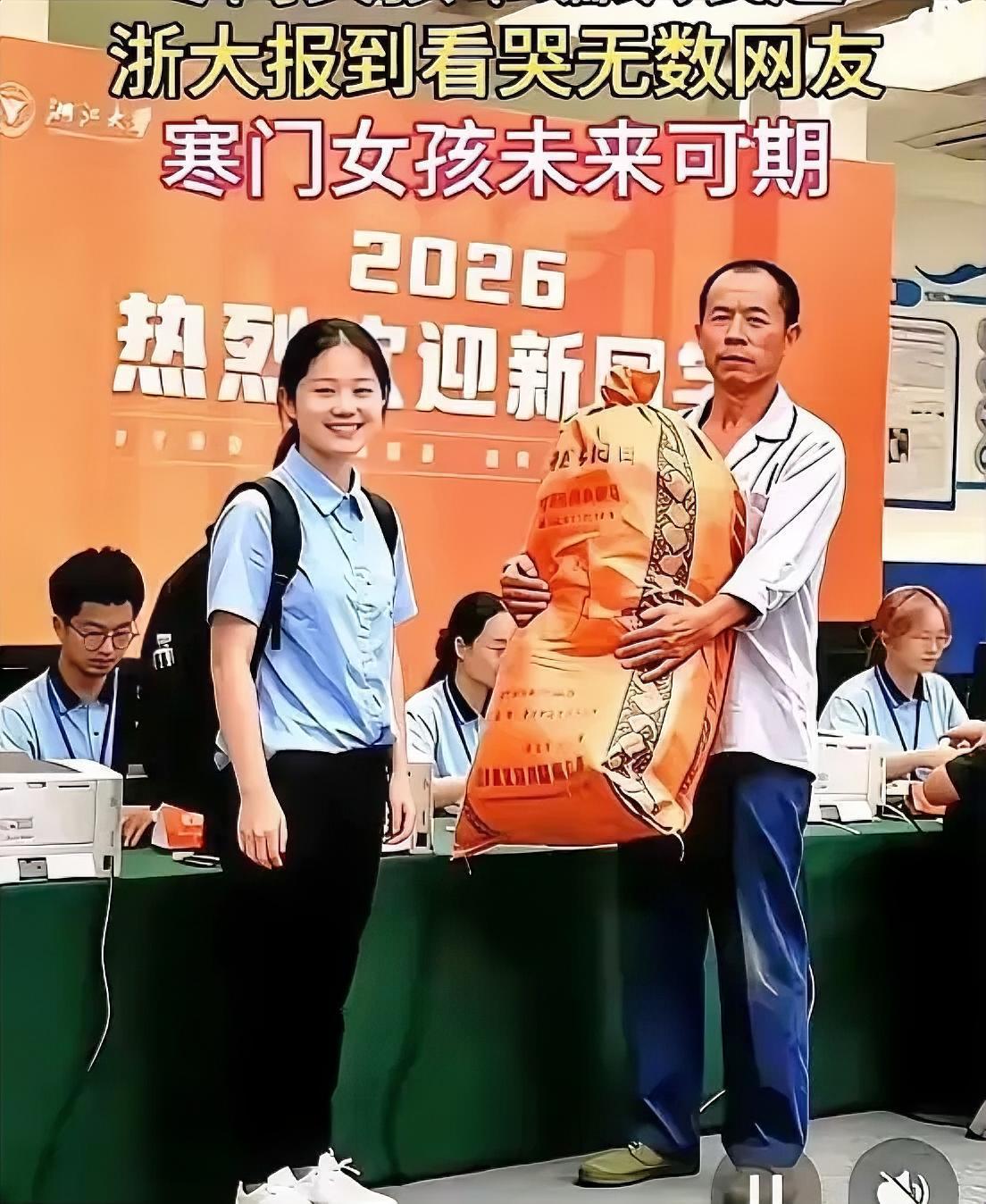 孩子眼里有光，父亲肩上有力量。少年满怀希望，未来前程似锦留给孩子的底气 内心丰盈