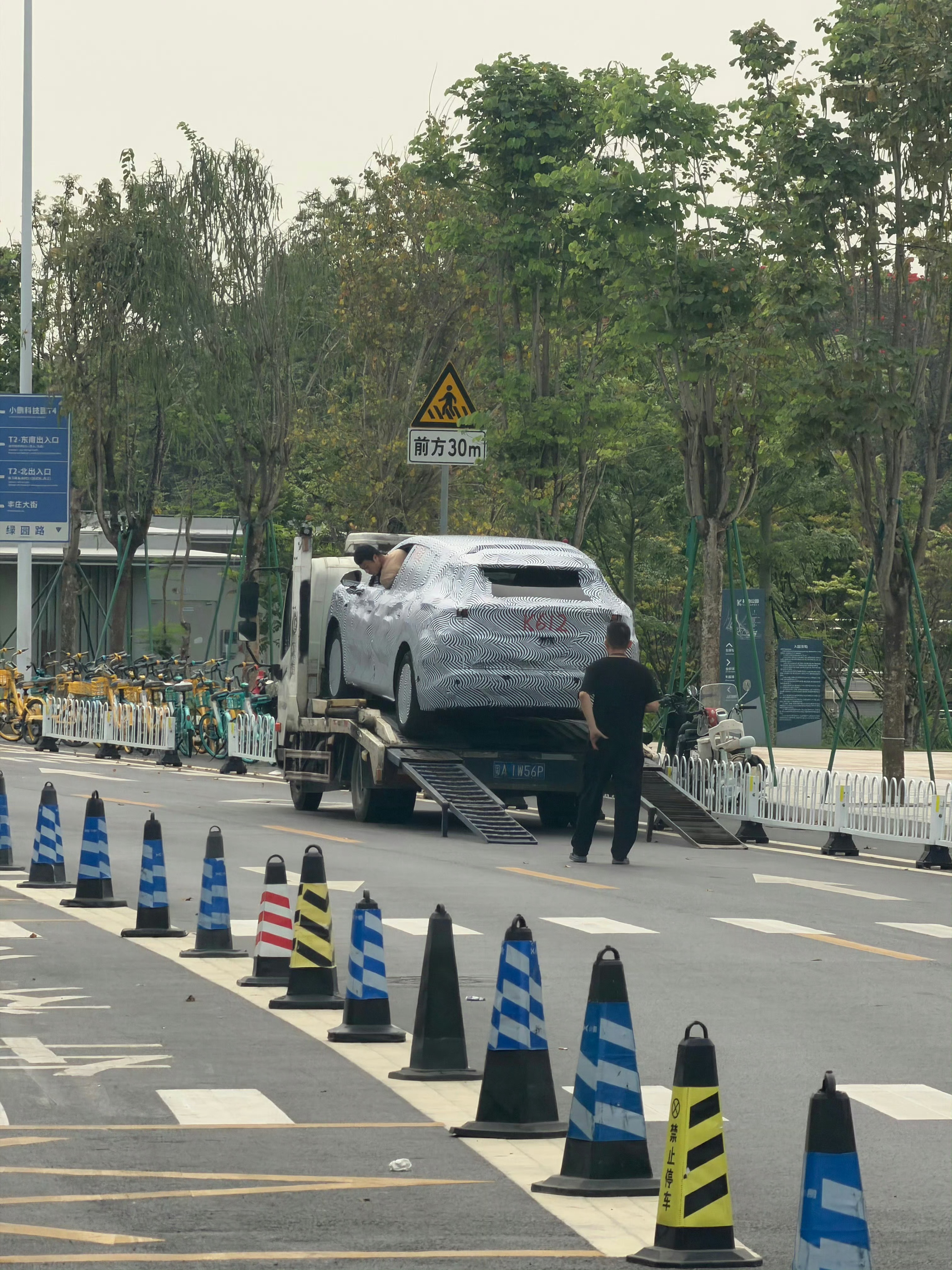 小鹏MONA首款SUV命名L03我四月份在小鹏工厂见过这台车定价10万然后卖爆打