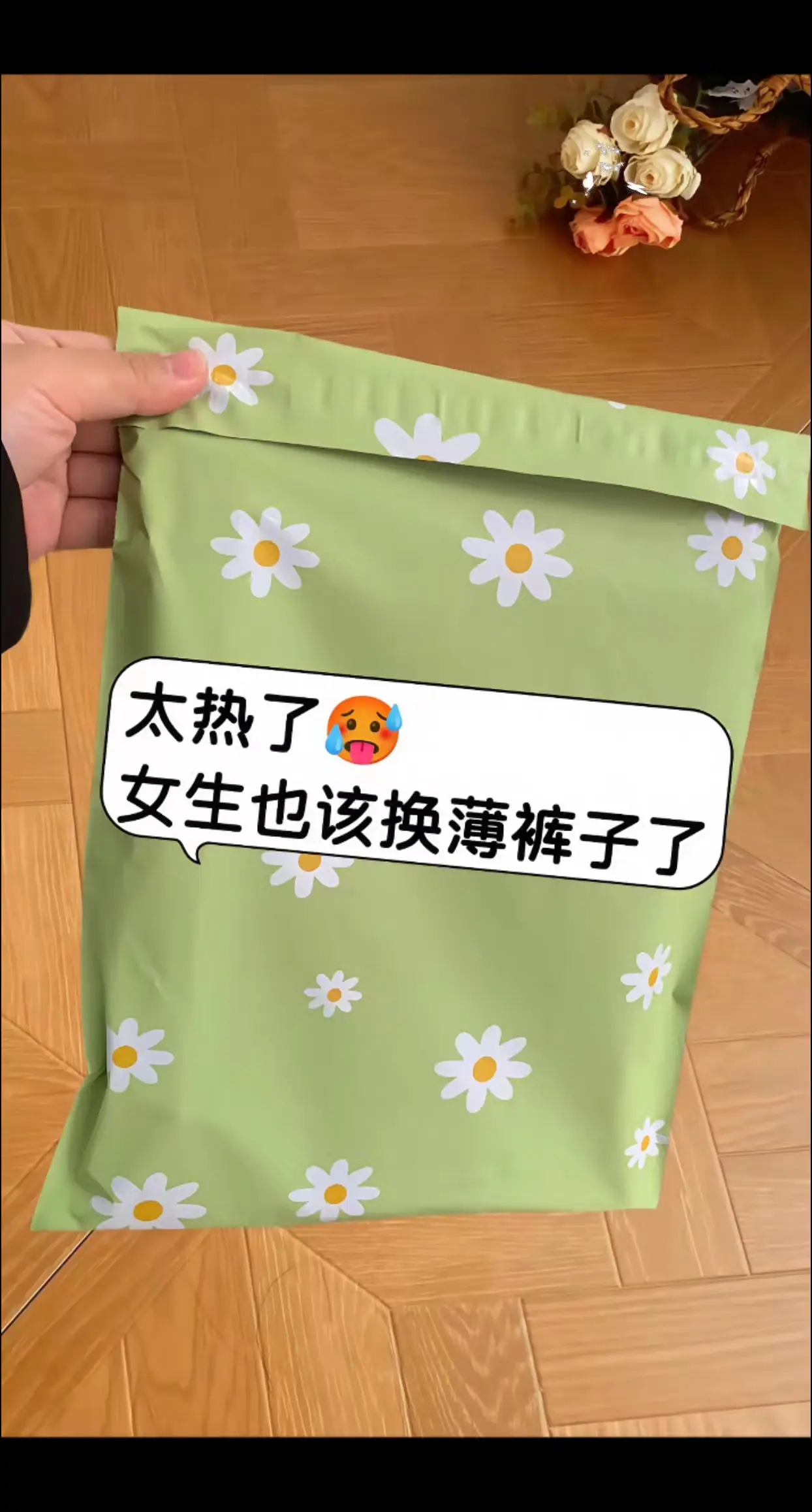 这条裤子今天可以拍啦，全亚麻的一个材质，它比较有韧性，有弹性，而且它透...