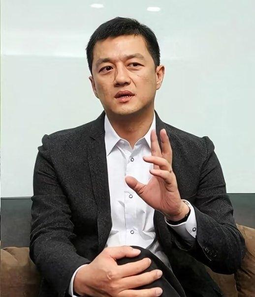 李亚鹏和汪峰都54岁，
同样经历多次婚姻，为啥大家看法不一样，
估计是有两点原因